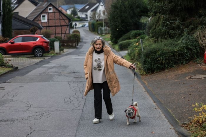 Die Hundebesitzerin setzt auf regelmäßige kleine Spaziergänge auf vertrauten Wegen.