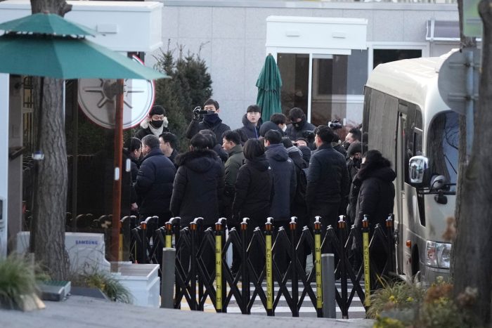 Vor dem Sitz des Präsidenten befand sich vor dem Festnahme-Versuch ein großes Polizeiaufgebot. 