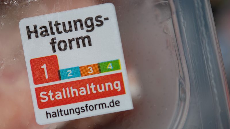 Die seit 2019 bestehende freiwillige «Haltungsform»-Kennzeichnung der Supermarktketten gilt für Fleisch und verarbeitete Produkte von Schwein, Rind und Geflügel.