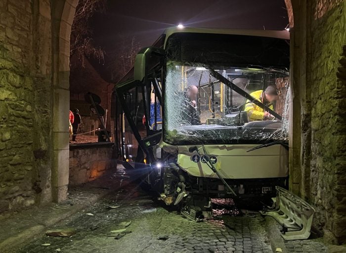 Ein Bus krachte in Sommerhausen in einen Torbogen. 