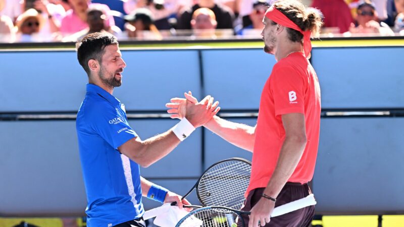 Nach dem verlorenen ersten Satz gratulierte Novak Djokovic (l) Alexander Zverev.