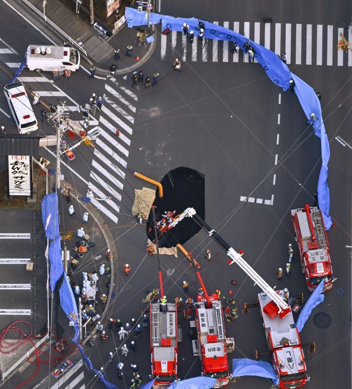 Rettungskräfte holten einen Mann aus diesem Erdloch in Japan.