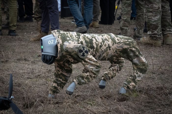 Drohnenhund: Eine Roboter-Drohne, die wie ein Hund in Uniform aussieht, geht auf einer Militärmesse in der Region Kiew in der Ukraine. 