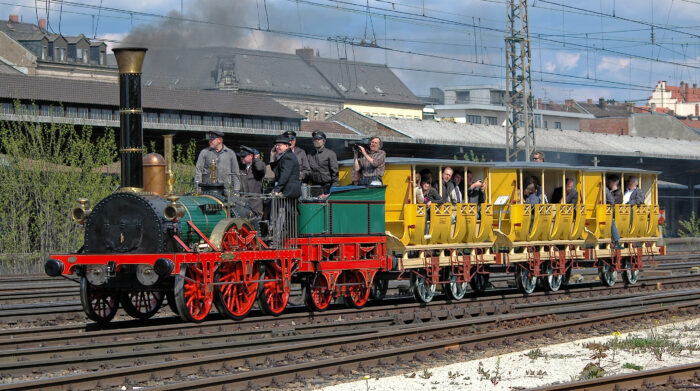 Die erste deutsche Eisenbahn verband 1835 Nürnberg und Führt. 