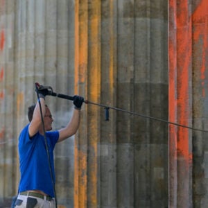 Klimaaktivistin nach Farbanschlag auf Brandenburger Tor freigesprochen