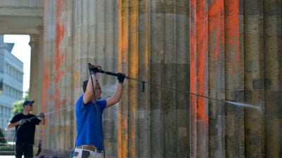 Klimaaktivistin nach Farbanschlag auf Brandenburger Tor freigesprochen