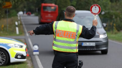 Polizist bei versuchter Fahrzeugkontrolle von Verdächtigem überfahren und getötet