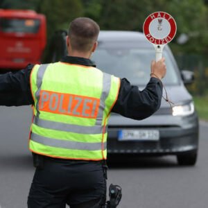 Polizist bei versuchter Fahrzeugkontrolle von Verdächtigem überfahren und getötet