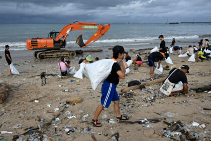 Müllberge und Monsun: Freiwillige sammeln auf Bali tonnenweise Abfälle am Strand