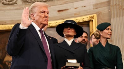 Melanias Hut, ein Luftkuss und ein Selfie: Trumps Amtseinführung in Bildern