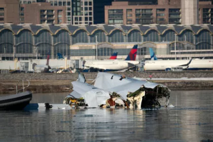 TICKER Flugzeugkollision über Washington | Flugschreiber von Unglücksmaschine geborgen