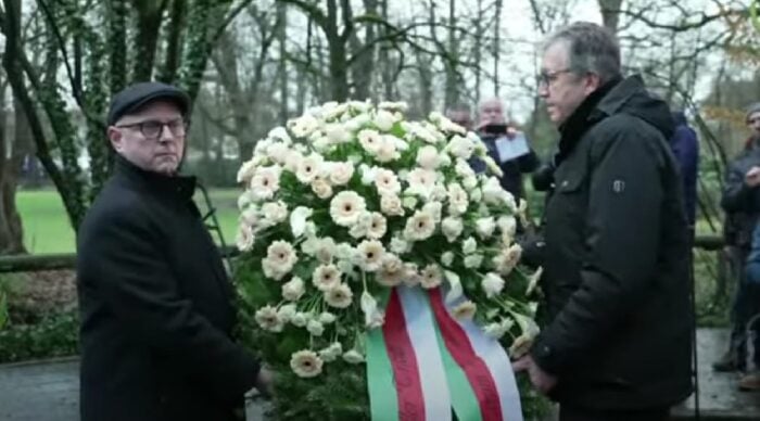 Bürgermeister Erik Leiderer (l.) und Oberbürgermeister Jürgen Herzing bei der Krankniederlegung am 23. Januar 2025 im Schönteilpark Aschaffenburg. Foto: Bildschirmfoto/YouTube/BR