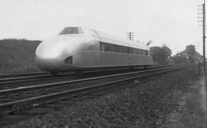 Schneller als die Eisenbahn erlaubt. Die Geschwindigkeit des Schienenzeppelins erschwerte die Integration in den normalen, deutlich langsameren Bahnverkehr jener Zeit.