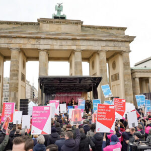 Wirtschaftswarntag: „Es brennt lichterloh“ – Unternehmer protestieren gegen wirtschaftliche Stagnation