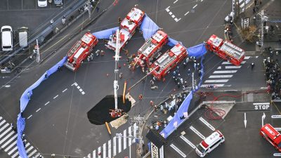 Erdloch verschluckt Lastwagen auf Kreuzung nahe Tokio