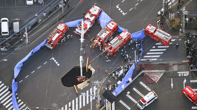 Mitten auf einer Kreuzung brach in Japan die Straße ein.