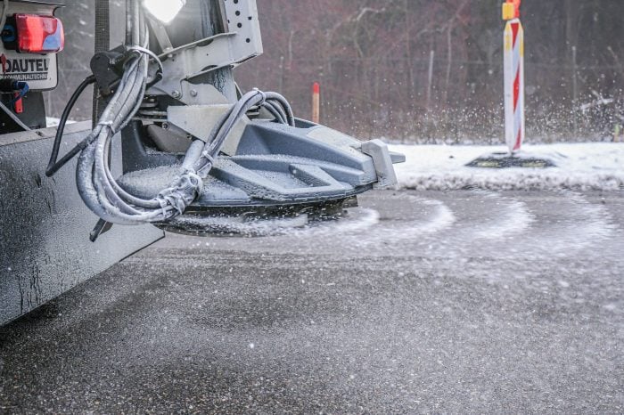 Ein Streufahrzeug auf der A7 im Einsatz. Laut Deutschem Wetterdienst sind Glatteis und starke Verkehrsbehinderungen zu erwarten.