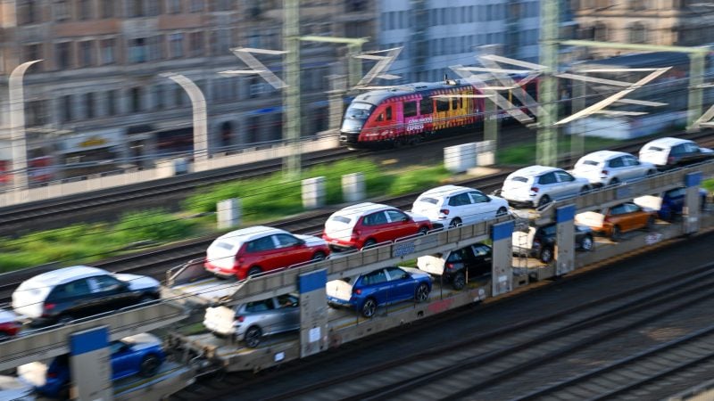 Neuwagen: Bei Verbrauchern stehen für den nächsten Autokauf Verbrenner wieder höher im Kurs. (Archivbild)