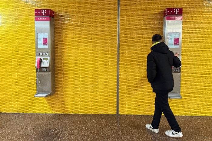 Am Bochumer Hauptbahnhof hängen noch immer zwei Telekom-Telefone an einer Wand. (Archivbild)