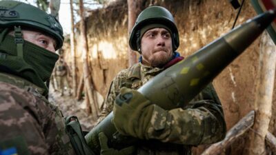 Ukrainische Soldaten der 26. Artilleriebrigade laden in der Region Donezk Munition in eine Panzerhaubitze.