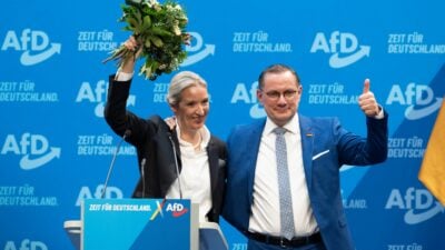 Weidel wurde per Akklamation durch Aufstehen zur Kanzlerkandidatin gewählt