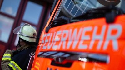 Berlin: Feuerwehr entdeckt Toten in brennendem Wohnwagen