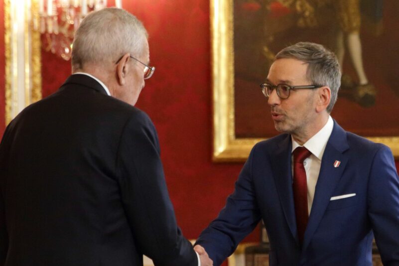 Nach einem Treffen von Staatsoberhaupt Alexander Van der Bellen und FPÖ-Chef Herbert Kickl scheinen die Weichen für den ersten FPÖ-Kanzler gestellt .