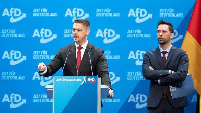 Hannes Gnauck (hier am Rednerpult), ist AfD-Bundestagsabgeordneter und Bundesvorsitzender der Jungen Alternative Deutschland (JA). Er spricht sich auf dem Parteitag in Riesa - ebenso wie der neben ihm stehende Brandenburger AfD-Landtagsabgeordnete Dennis Hohloch - für eine Neugründung der Parteijugend aus.