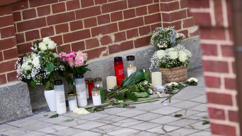 Anteilnahme nach zwei Gewaltverbrechen in Beelitz-Heilstätten südwestlich von Berlin. Die Staatsanwaltschaft ermittelt wegen Mordes und versuchten Mordes.