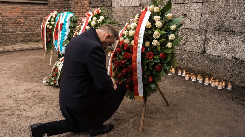 Polens Präsident Andrzej Duda kniet vor der Todesmauer des ehemaligen deutschen Konzentrations- und Vernichtungslagers Auschwitz-Birkenau. (Foto aktuell)