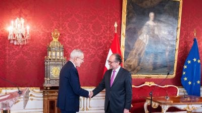 Österreich hat mit Außenminister Alexander Schallenberg (r.) bis zur Vereidigung eines neuen Kabinetts einen geschäftsführenden Kanzler.