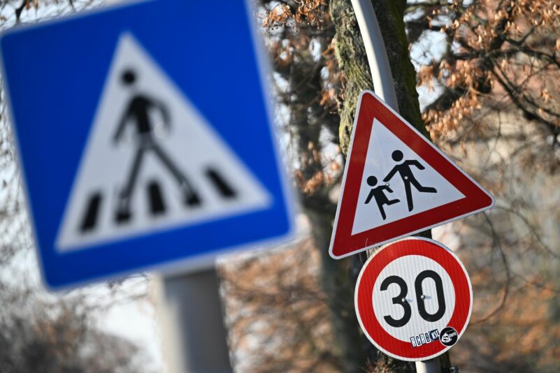 Die Möglichkeiten von Kommunen für Tempo 30 sollen ausgebaut werden. (Symbolbild)