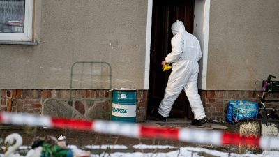 Einsatzkräfte sichern nach der Gewaltattacke in Casekow in Brandenburg Spuren.