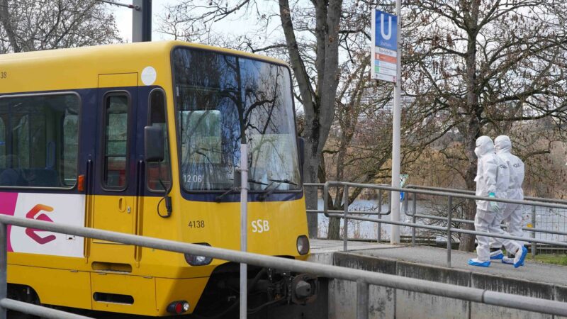 Ein Zwölfjähriger ist bei einem Unfall mit einer Straßenbahn tödlich verletzt worden.