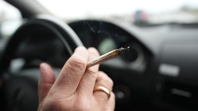 Schon in geringem Maß kann der Mischkonsum von Cannabis und Alkohol zu Einschränkungen der Fahrtüchtigkeit führen, sagen Experten.