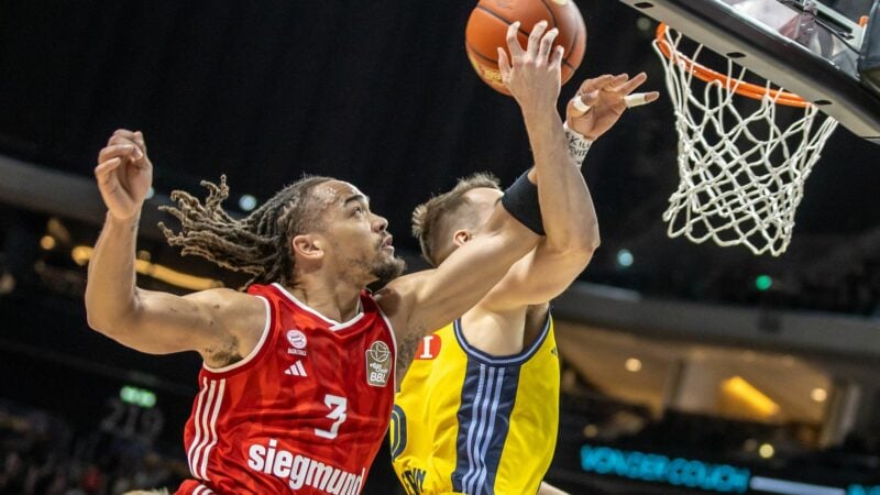 Bayerns Carsen Edwards steigt Albas Malte Delow zum Korb hoch