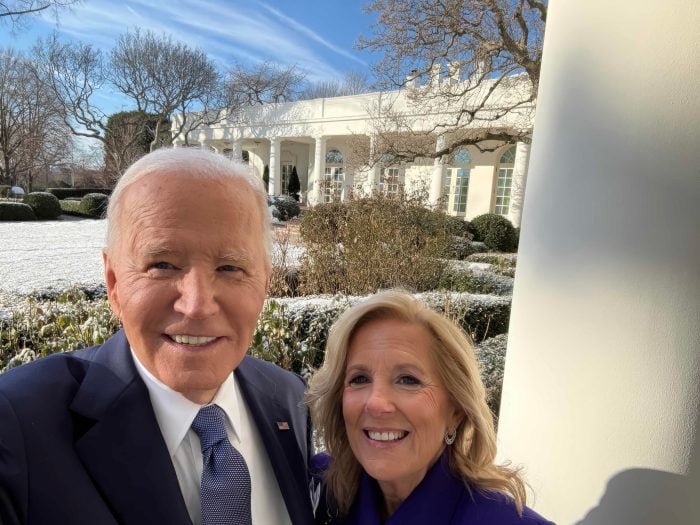 Kurz bevor sie das Weiße Haus in Washington verließen: Joe und Jill Biden machen ein Selfie.