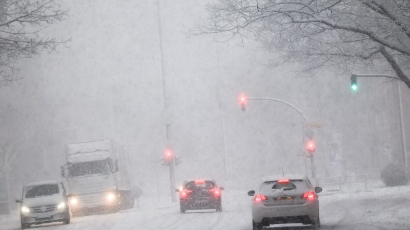 Starker Schneefall in Hamburg: Gefrierender Regen sorgt laut Deutschem Wetterdienst für Glatteisgefahr im gesamten Bundesgebiet.