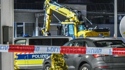 Polizeischüsse nach Verfolgungsjagd: Ermittler prüfen Motiv hinter zerstörerischer Baggerfahrt