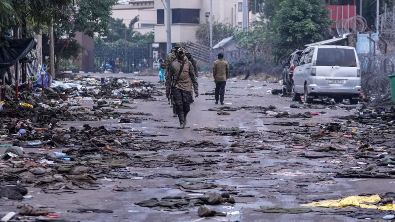 M23-Rebellen patrouillieren durch die Straßen von Goma im Kongo.