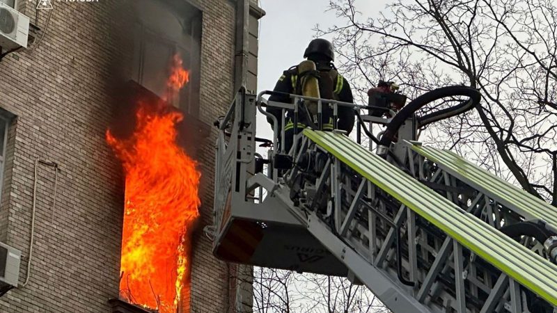 Die ukrainische Hauptstadt verzeichnet nach einem russischen Drohnenangriff mehrere Brände und Verletzte.