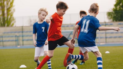 Besser denken durch Teamwork: Wie Mannschaftssport Kinderhirne fördert