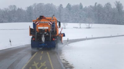 Wetterwarnungen aufgehoben: Schnee und Eis – Flugausfälle und Verkehrsunfälle