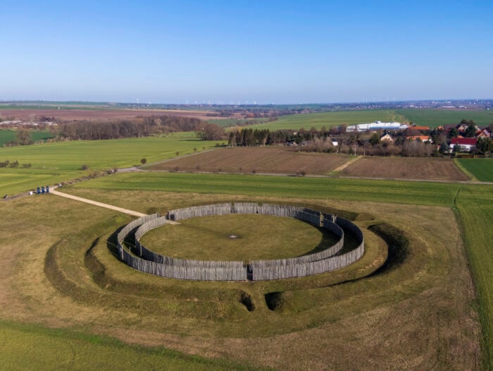 Die Kreisgrabenanlage von Goseck wurde 2005 originalgetreu wiederaufgebaut und gilt als die älteste Anlage zur Beobachtung von Sonne und Weltall.