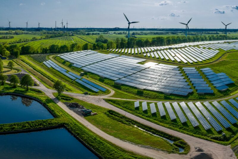Nicht nur in der Dunkelflaute, auch wenn die Sonne scheint und der Wind weht und es zur sogenannten Hellbrise kommt, gerät Deutschlands Stromversorgung an ihre Grenzen.