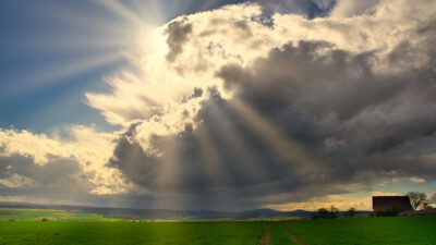 Sonne, Wind und Wolken halten den Wasserkreislauf der Erde durch Verdunstung, Transport, und Regen aufrecht.