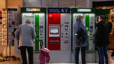 „Herr“ oder „Frau“-Angabe unnötig: EuGH-Urteil zu Kauf von Zugticket