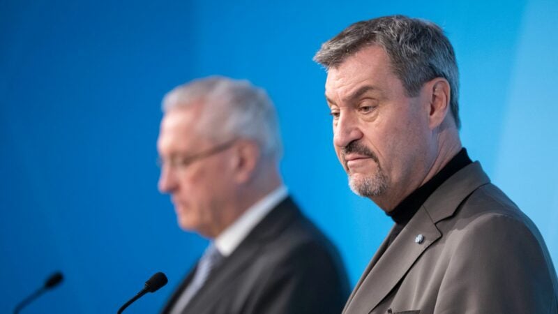 Der Bayerische Ministerpräsident Markus Söder (r, CSU) und Bayerns spricht Innenminister Joachim Herrmann (CSU) sehen die Schuld vor allem beim Bundesamt für Migration und Flüchtlinge (Bamf) und verweisen zudem auf die von ihnen schon länger kritisierte Migrationspolitik der Bundesregierung.