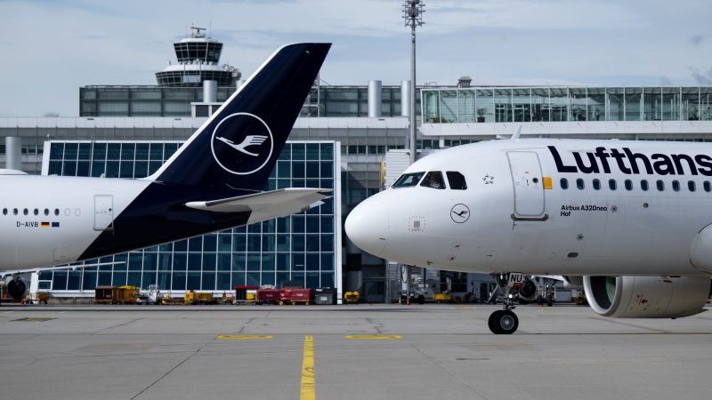 Flugzeuge der Lufthansa am Flughafen München auf dem Rollfeld. (Symbolbild)