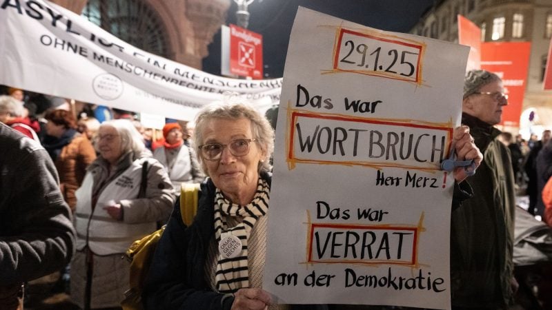 Demonstranten protestieren auf dem Römerberg in Frankfurt am Main gegen die aktuellen Entwicklungen in der Migrationspolitik.